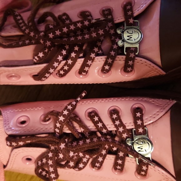 Collectors Minnie Mouse Converse - Picture 2 of 8